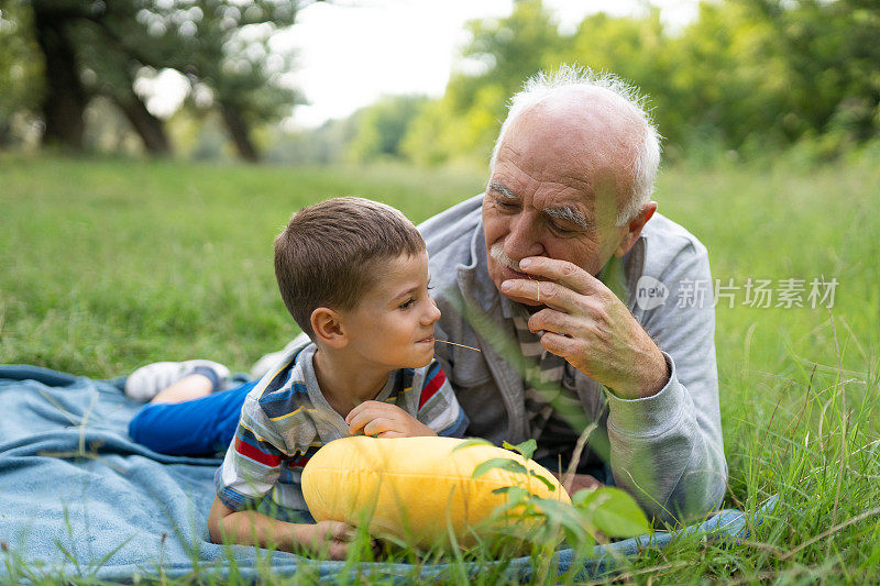 爷爷和孙子，野餐时间到了