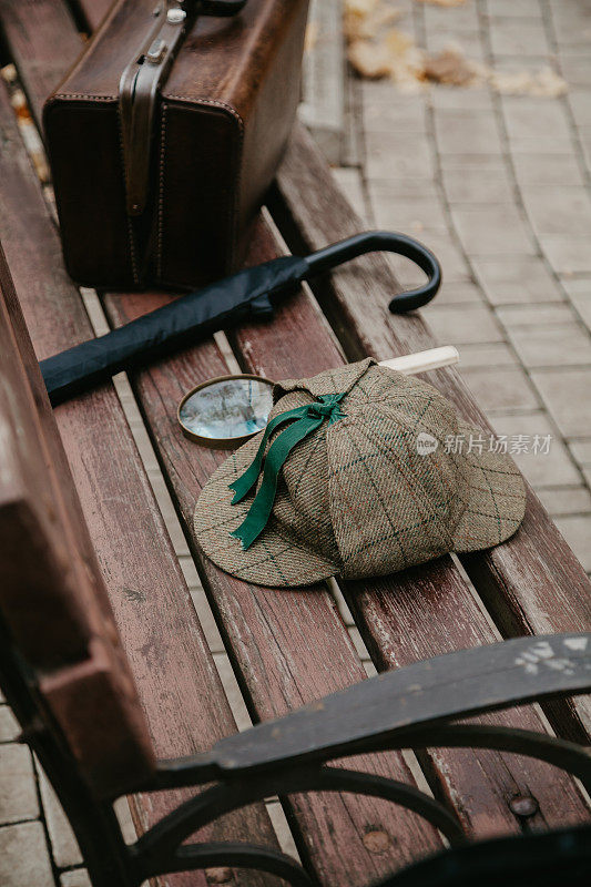 有两个峰的帽子躺在木凳上