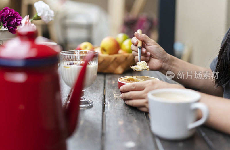 自制桃子挞，蜂蜜酸奶和咖啡