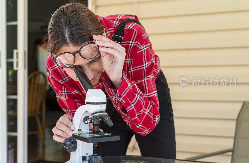 少女用显微镜研究自然