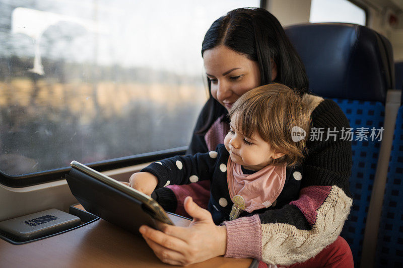 一位年轻的母亲带着她的孩子乘火车旅行