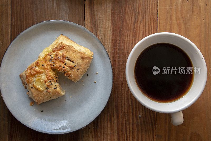 自制早餐:芝士酥皮和咖啡