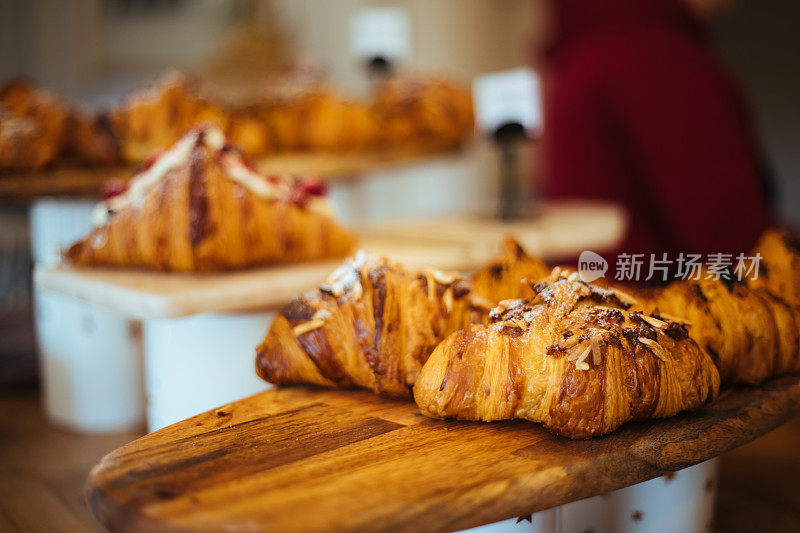 结束在面包店的美味羊角面包