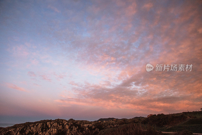 戏剧性的日落天空与高积云