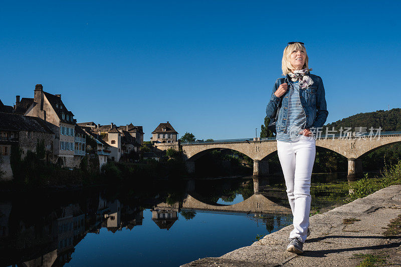 在法国阿根塔河边散步的女人