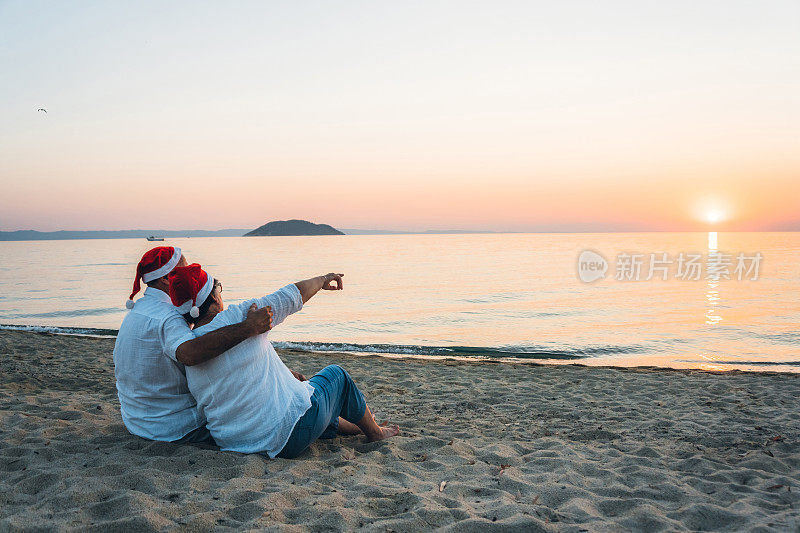 一对成熟的情侣在海滩上庆祝圣诞节