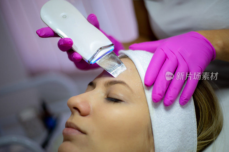 在美容院做超声波洁面