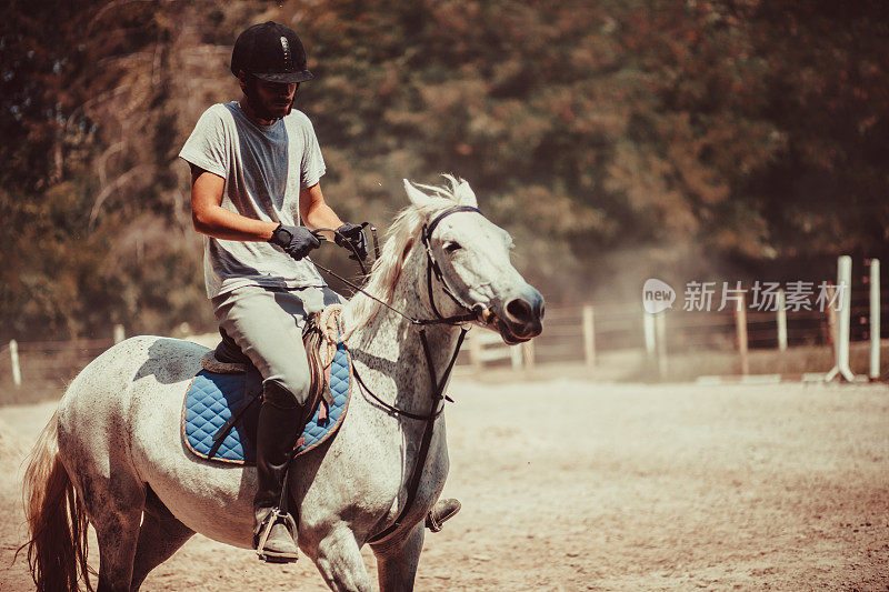 骑师在谷仓里骑马