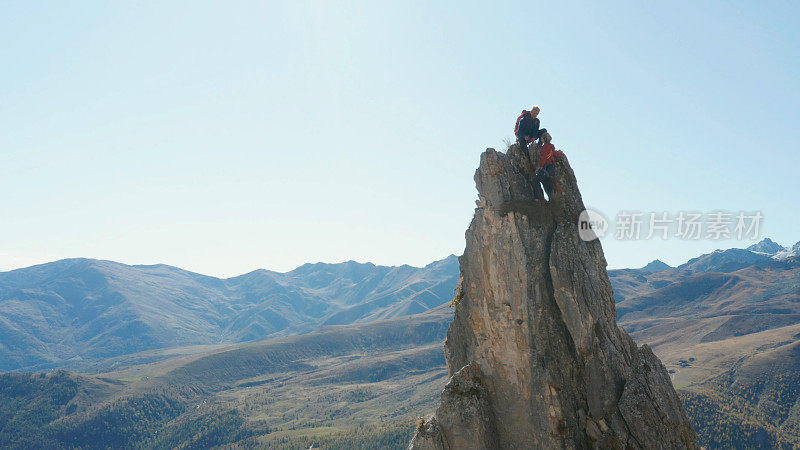 登山者登上顶峰的鸟瞰图