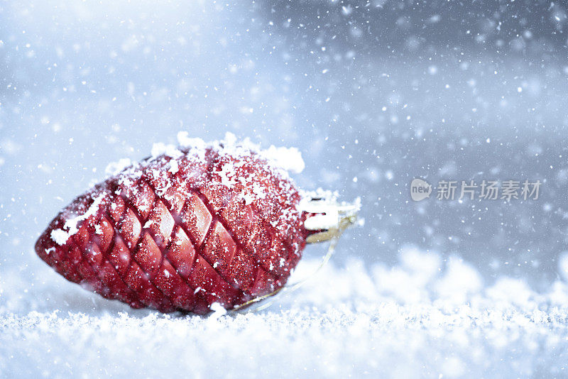 雪花上的圣诞装饰品