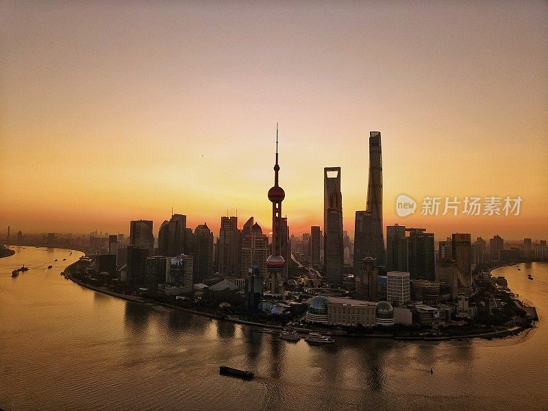 无人机拍摄的中国上海陆家嘴日出。