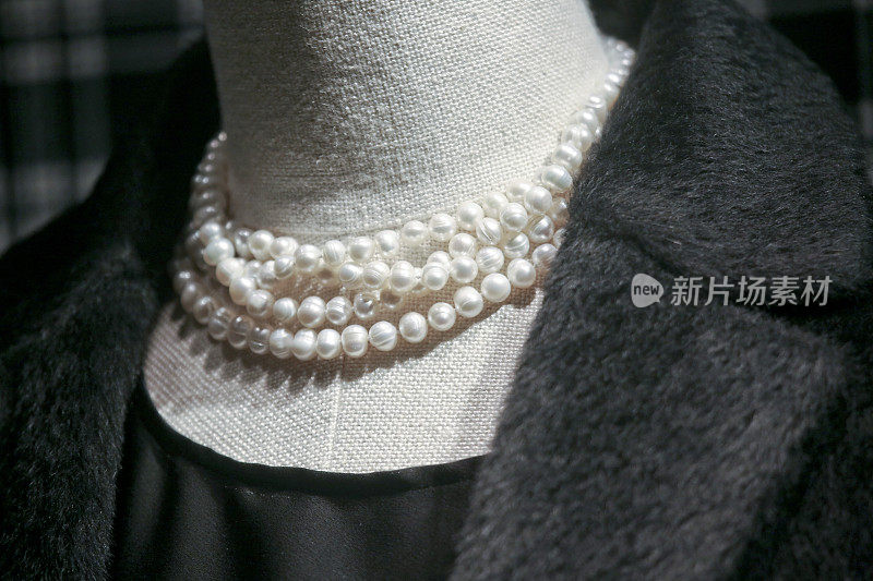 珍珠项链戴在人体模型上