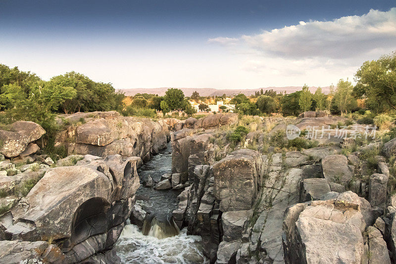 洛斯沙司河在洛斯卡琼斯地区的诞生。米娜·克拉维罗，特拉斯拉塞拉谷，科尔多瓦，阿根廷。