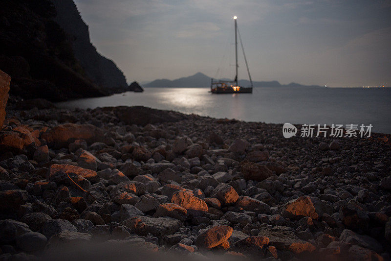 海滩在夜里，船在海上