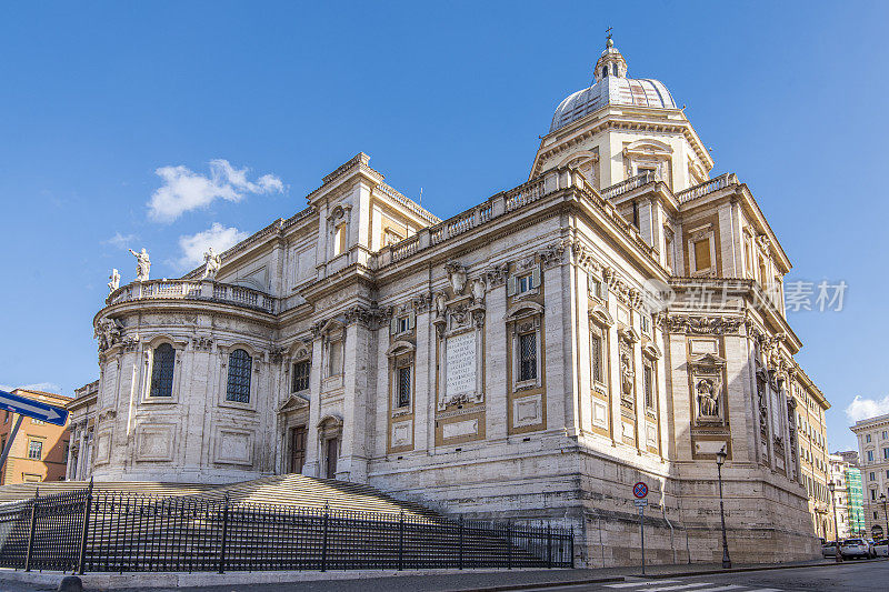 意大利罗马圣玛丽亚马乔里大殿的半圆形后殿和圆顶。