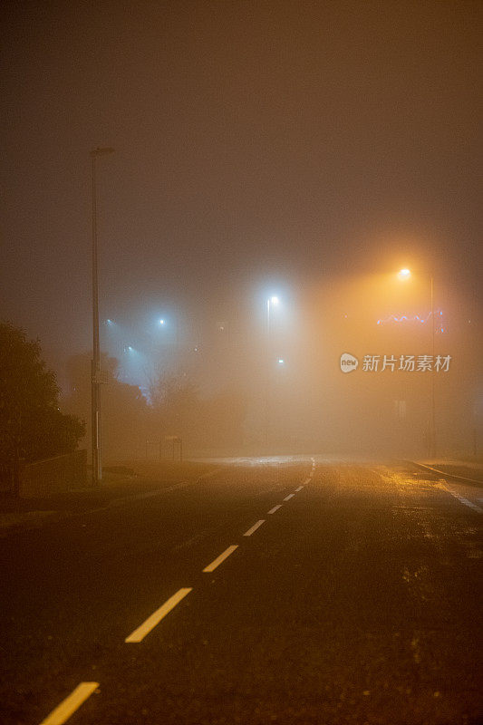 雾天夜里空荡荡的街道