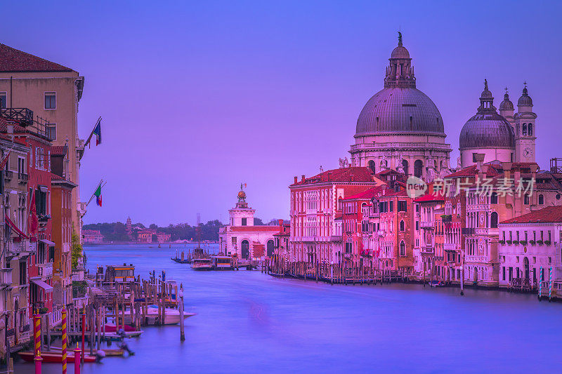 飘渺的大运河和圣玛丽亚德拉敬礼大教堂在日出，威尼斯，意大利