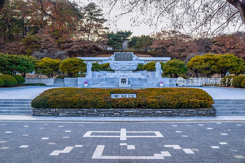 首尔国家公墓的纪念雕像
