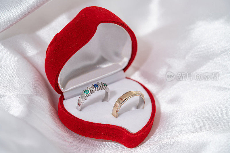 钻石婚戒和订婚戒指