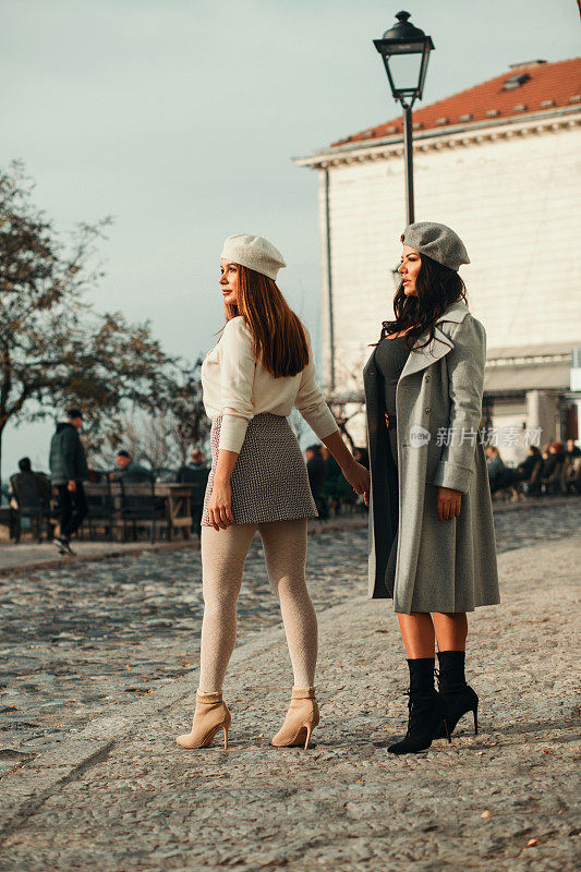 两位时尚女性在城市里摆姿势