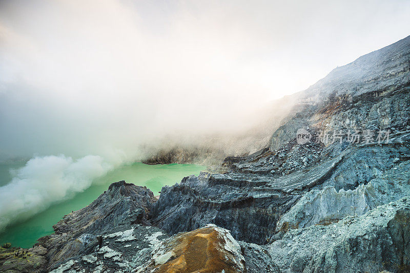 硫磺湖和冒烟的矿山山早上在卡瓦伊真火山印度尼西亚东爪哇