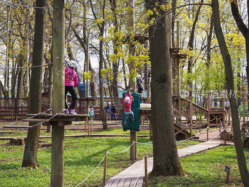 儿童攀登绳索冒险公园