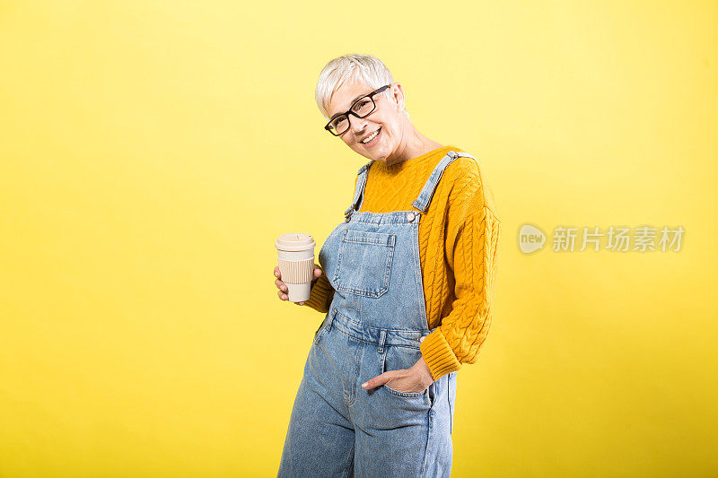 都市女性在牛仔服装摆姿势