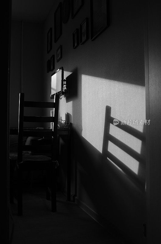 家庭厨房内饰墙上有一把椅子的影子