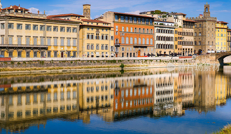 一缕温暖的午后阳光照亮了佛罗伦萨的阿诺河堤