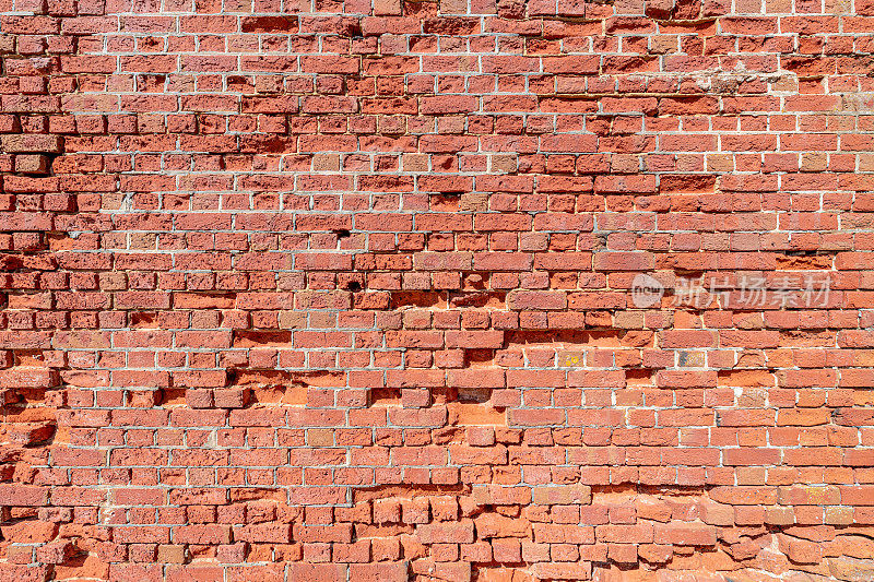 严重侵蚀的红砖墙
