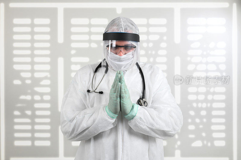 在冠状病毒或Covid-19爆发时，穿着防护服的医生有压力和祈祷。过度劳累的医生和医疗的精神压力