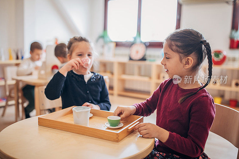 在幼儿园教室里假装玩茶话会