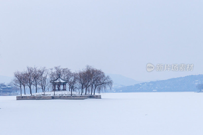 雪后岛在湖中