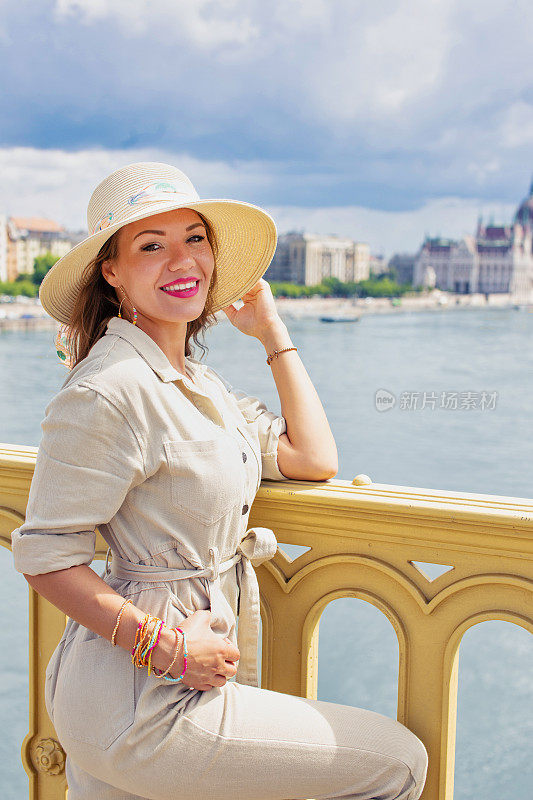 快乐的女游客在匈牙利布达佩斯的玛格丽特桥摆姿势
