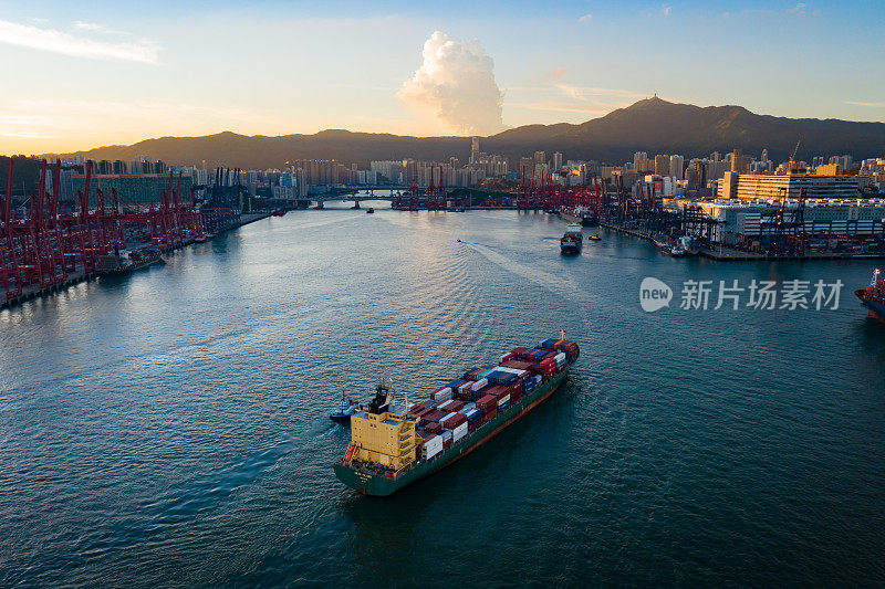 香港货运港口和桥梁的无人机视图