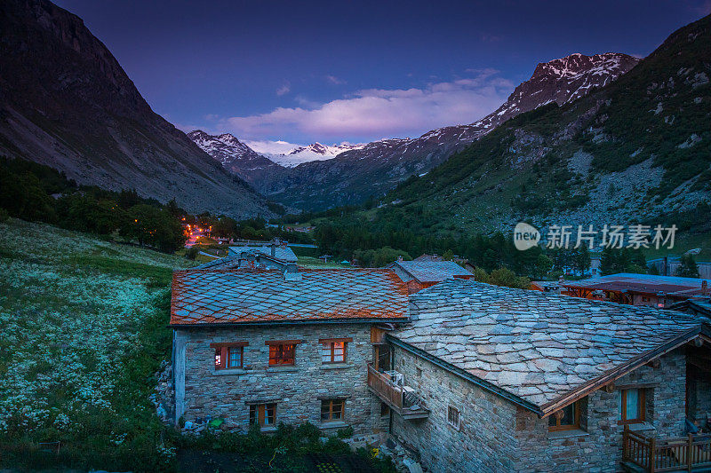 阿尔卑斯风景:傍晚从高处俯瞰弧形旁的波恩-瓦诺瓦兹罗内阿尔卑斯，法国萨瓦伊