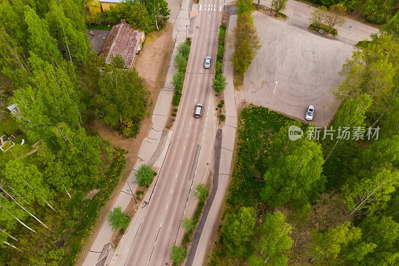 芬兰Inkeroinen城市道路的空中全景图。