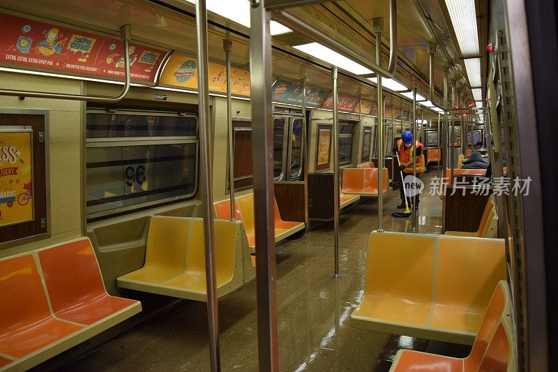 在深度清洁期间，地铁车厢空无一人，因为城市正在经历致命的冠状病毒爆发