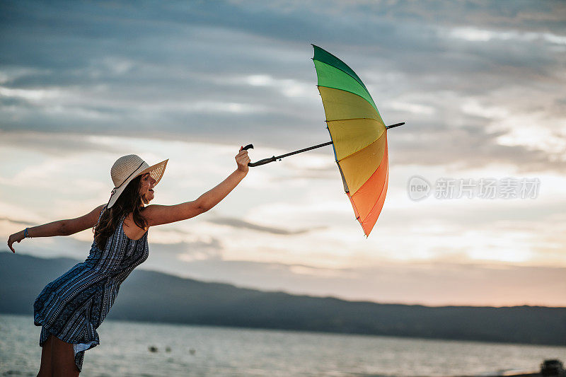 拿着彩虹伞的女人