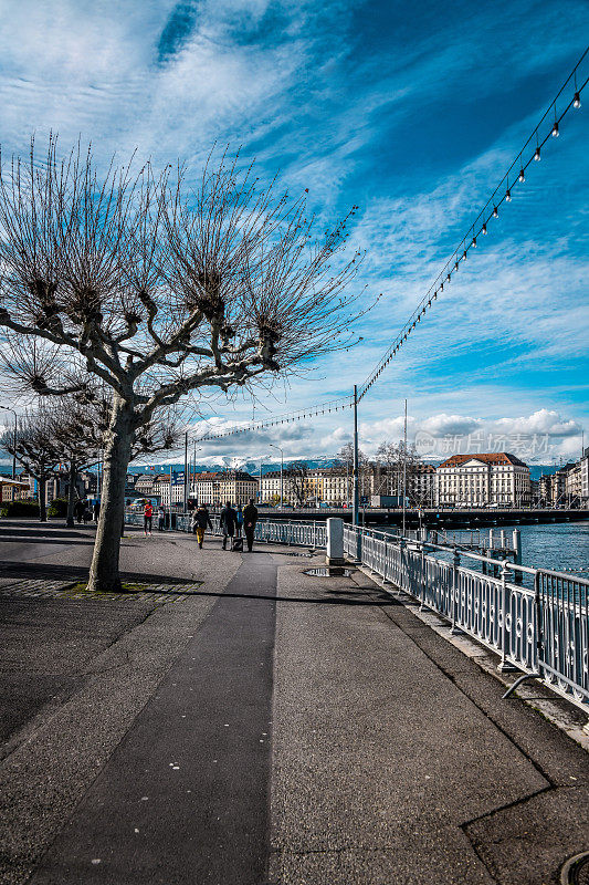瑞士日内瓦阿尔夫河码头上的人行道