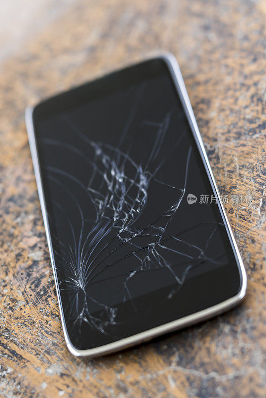 破碎的手机与破碎的显示器的近距离观察