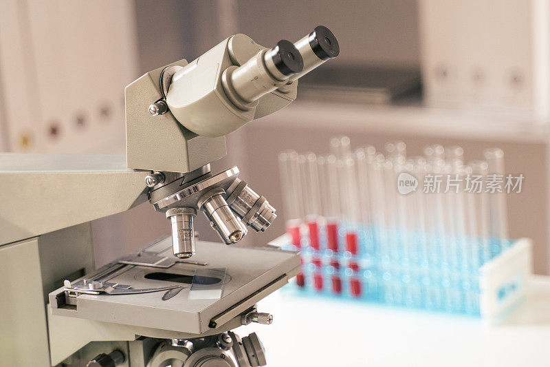 冠状病毒保护。临床微生物实验室对COVID-19疫苗研制的科学研究微生物样品和医用显微镜准备使用。