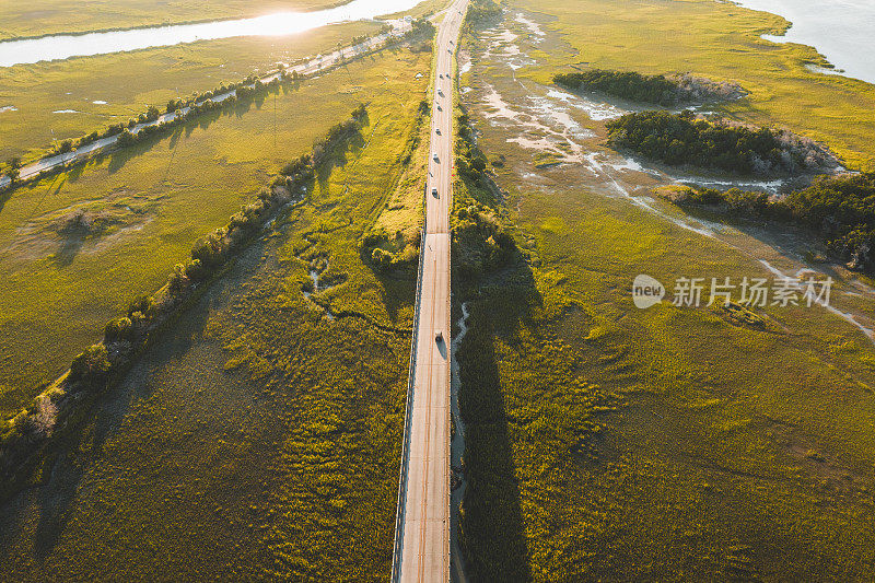 穿过沼泽地的道路鸟瞰图