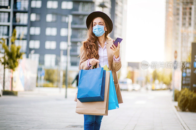 女人戴着保护面罩和购物