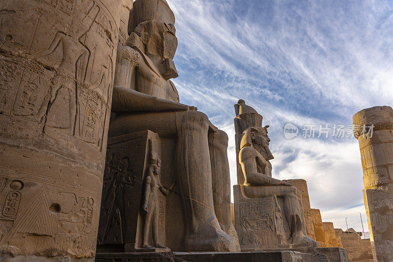 卢克索的卢克索神庙拉美西斯二世古雕像。埃及