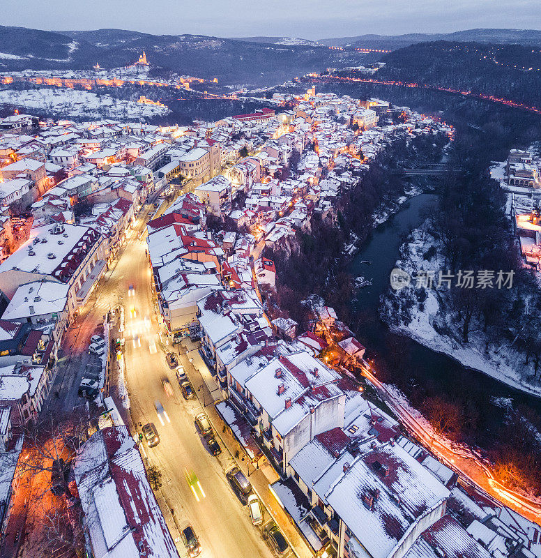 冬天的鸟瞰图。夜幕降临在维利科·塔诺沃城。