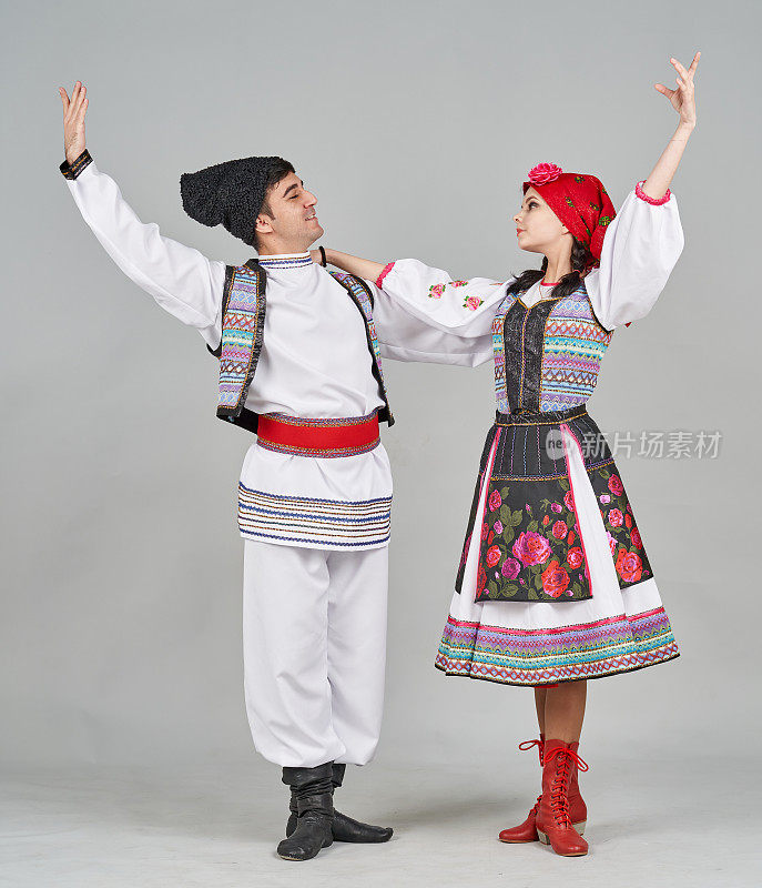 两名穿着摩尔多瓦民族服装的舞者正在表演传统舞蹈
