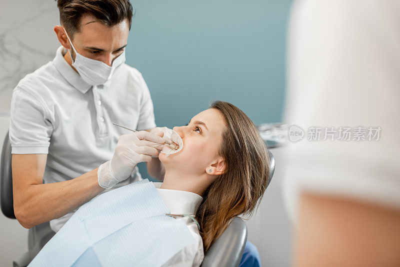 病人在定期的牙齿矫正就诊中戴上牙套