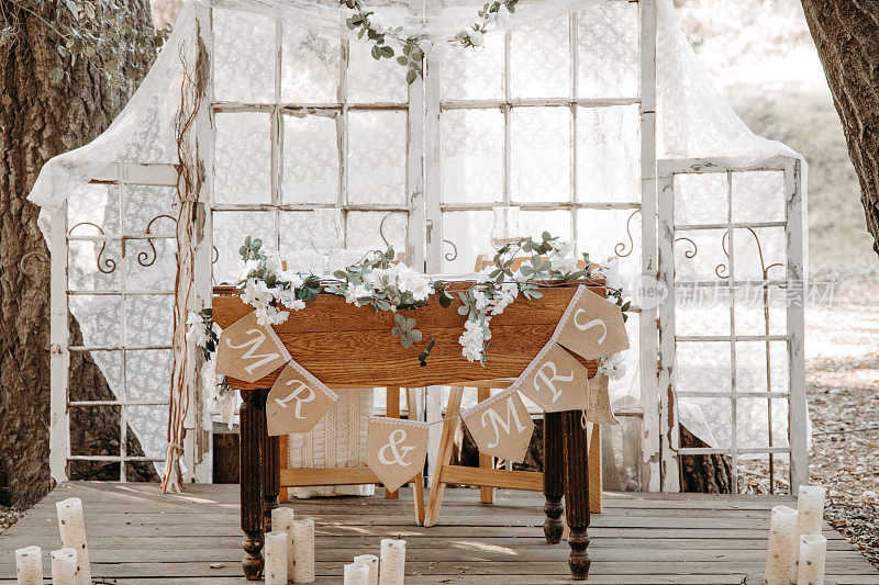 复古乡村户外婚礼装饰-情侣桌子白色花卉，花边背景，旧窗框