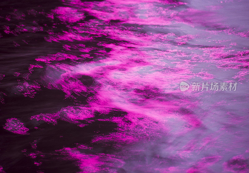 紫光在水面上的反射